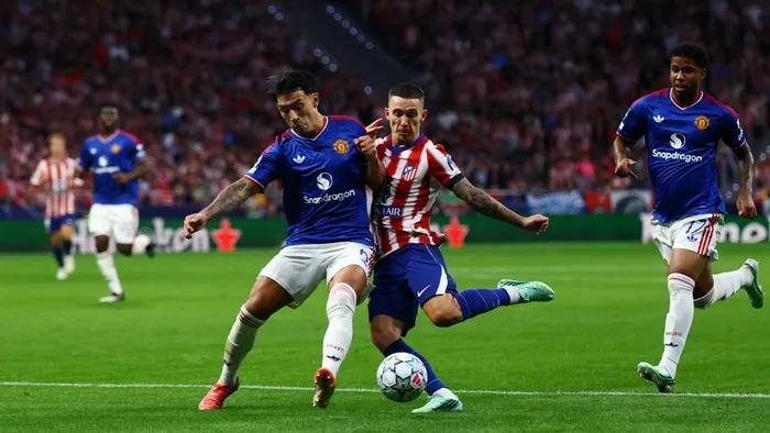 Wayne Rooney Sebut Lisandro Martinez Nggak Respek ke Teman-Teman