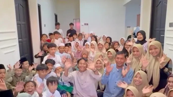 Fajar mengaku sangat bahagia karena, akhirnya bisa membeli rumah secara tunai usai mengumpulkan uang sedikit demi sedikit