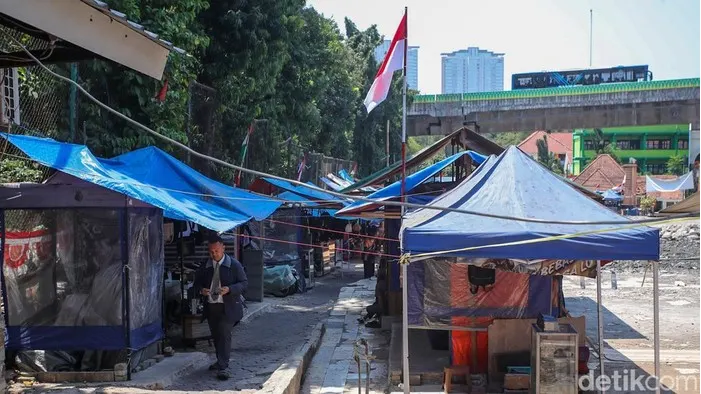 Pedagang merapikan barang dagangannya di Pasar Taman Puring, Jakarta