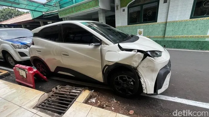 Mobil listrik BYD menabrak 4 mobil dan melindas pengemudi ojol diamankan di Polres Metro Jakarta Selatan.
