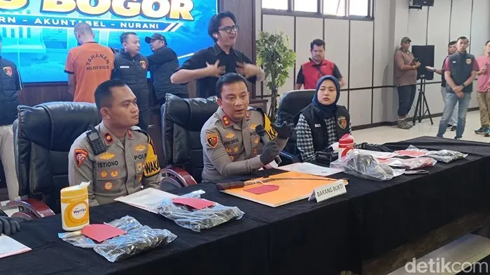 Polres Bogor menangkap pelaku pembacokan yang menewaskan bobotoh di Bogor.