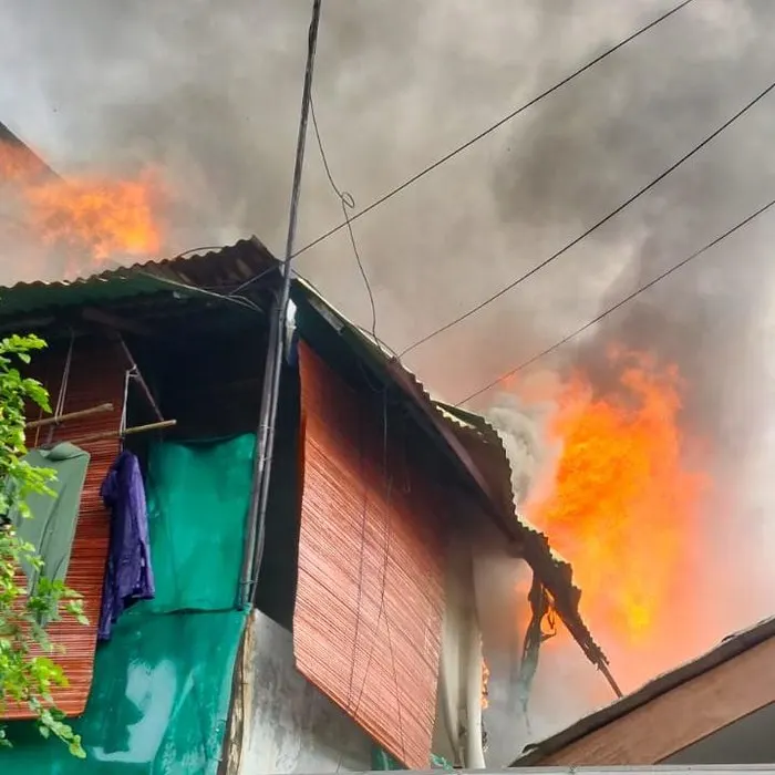 Kebakaran rumah terjadi di kawasan Cikini, Menteng, Jakpus. Lebih dari 100 orang petugas damkar dikerahkan ke tempat kejadian perkara (TKP)