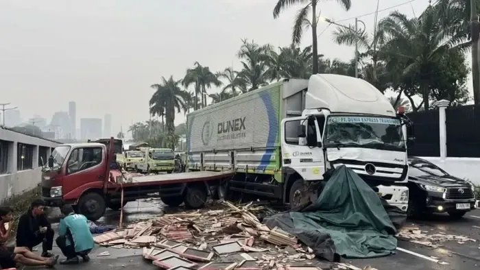 Tabrakan Beruntun Truk Tronton vs Truk Muatan Keramik di Depan Gedung DPR, Ini Kronologinya