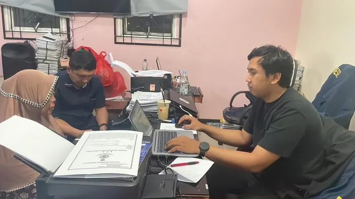 Seorang nenek di Depok kalut dalam lelah. Kekesalan tak tertahan hingga diduga membakar cucunya sendiri karena tak menjemput.