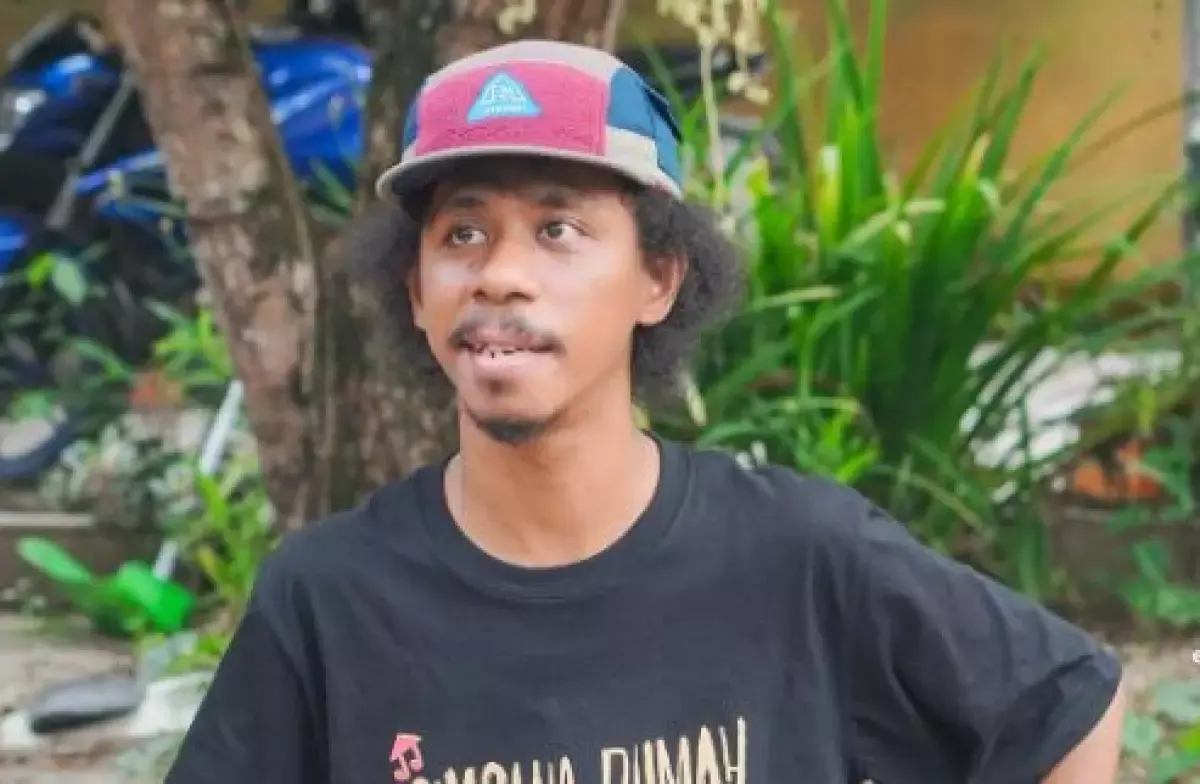 Raim laode, pencipta lagu Komang