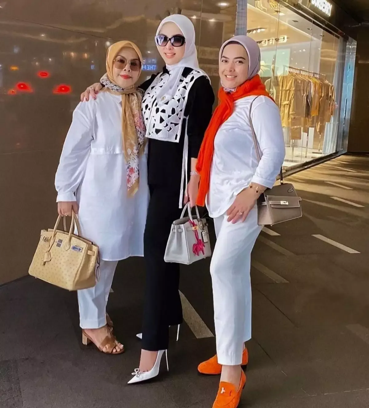 Potret syahrini bersama ibunda dan adik perempuannya
