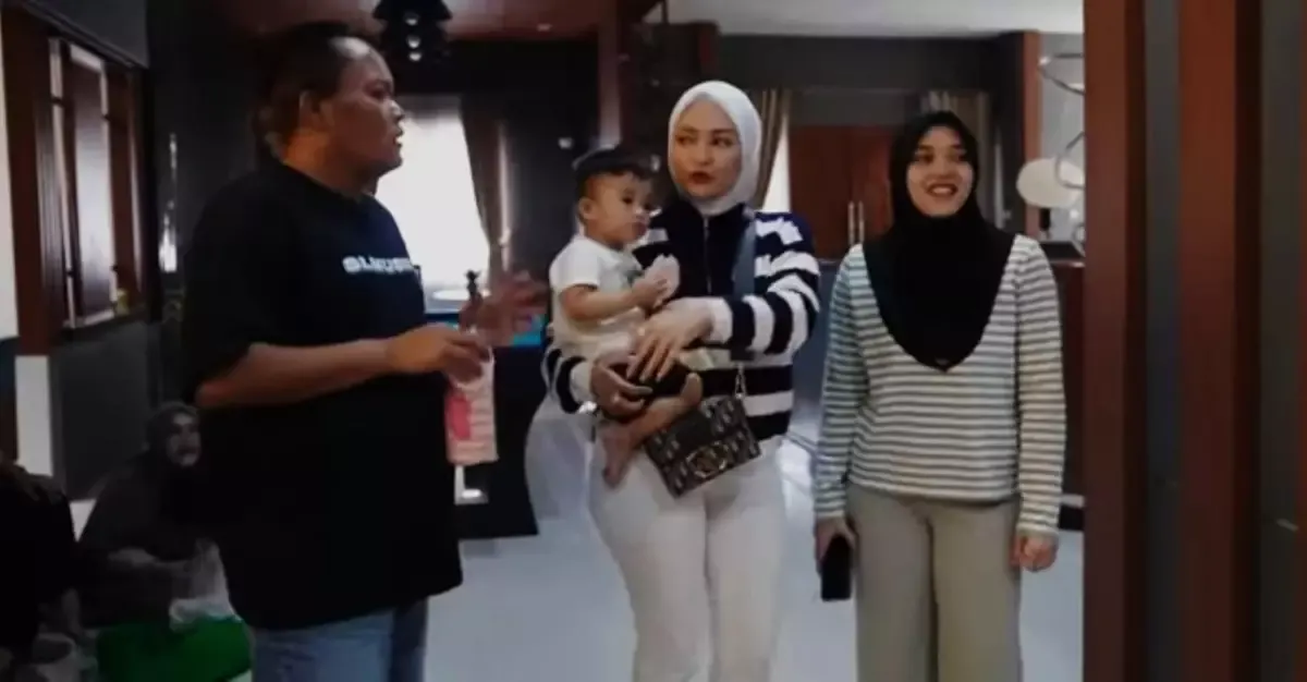 Potret Nathalie Holscher mengajak Sule dan Putri Delina buat konten TikTok bareng di Rumah Tambun milik Sule. (Sumber : YouTube/Nathalie Holscher)