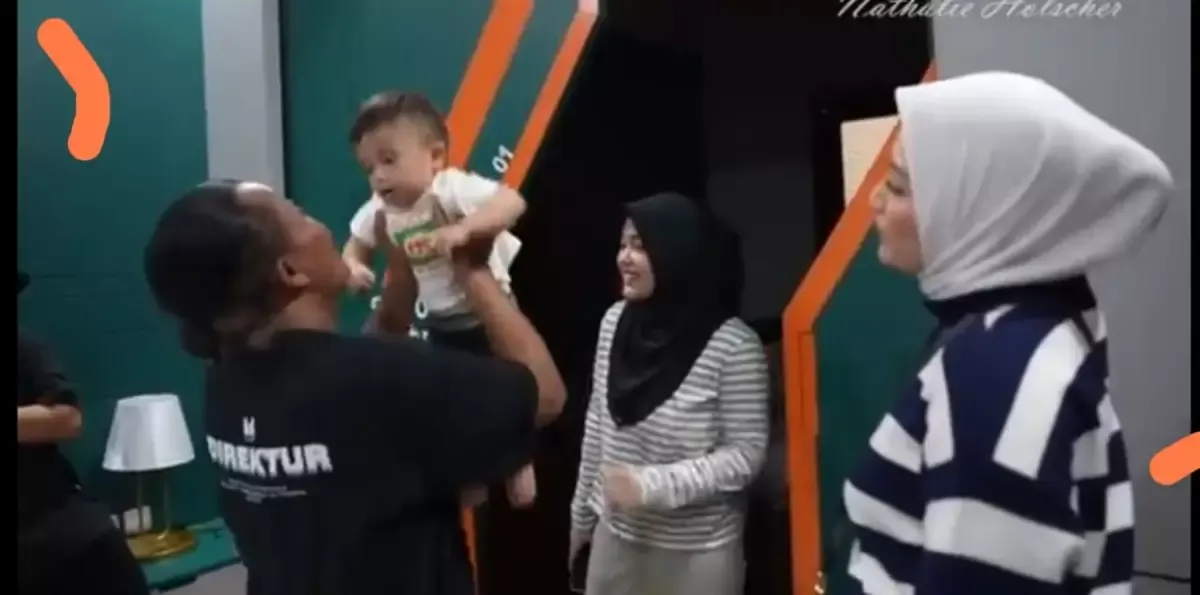 Potret Sule bahagia saat disambangi mantan istrinya Nathalie Holscher dan anaknya Adzam (Tangkaplayar/Youtube)