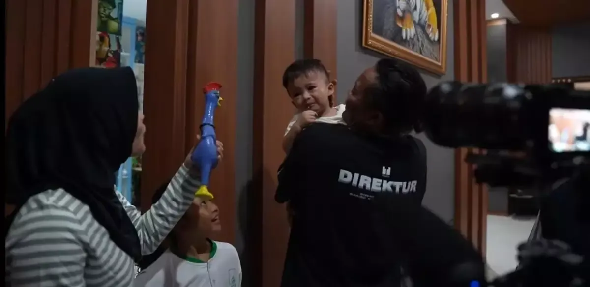 Sule menggendong Adzam saat rewel (YouTube/Nathalie Holscher)