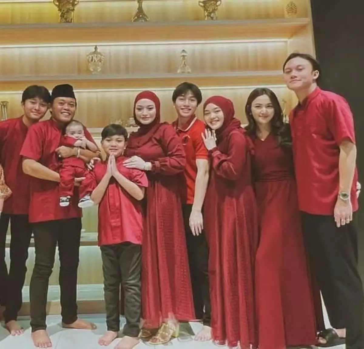 Potret Mahalini bersama keluarga Rizky Febian. (Instagram/rizkyfbian)