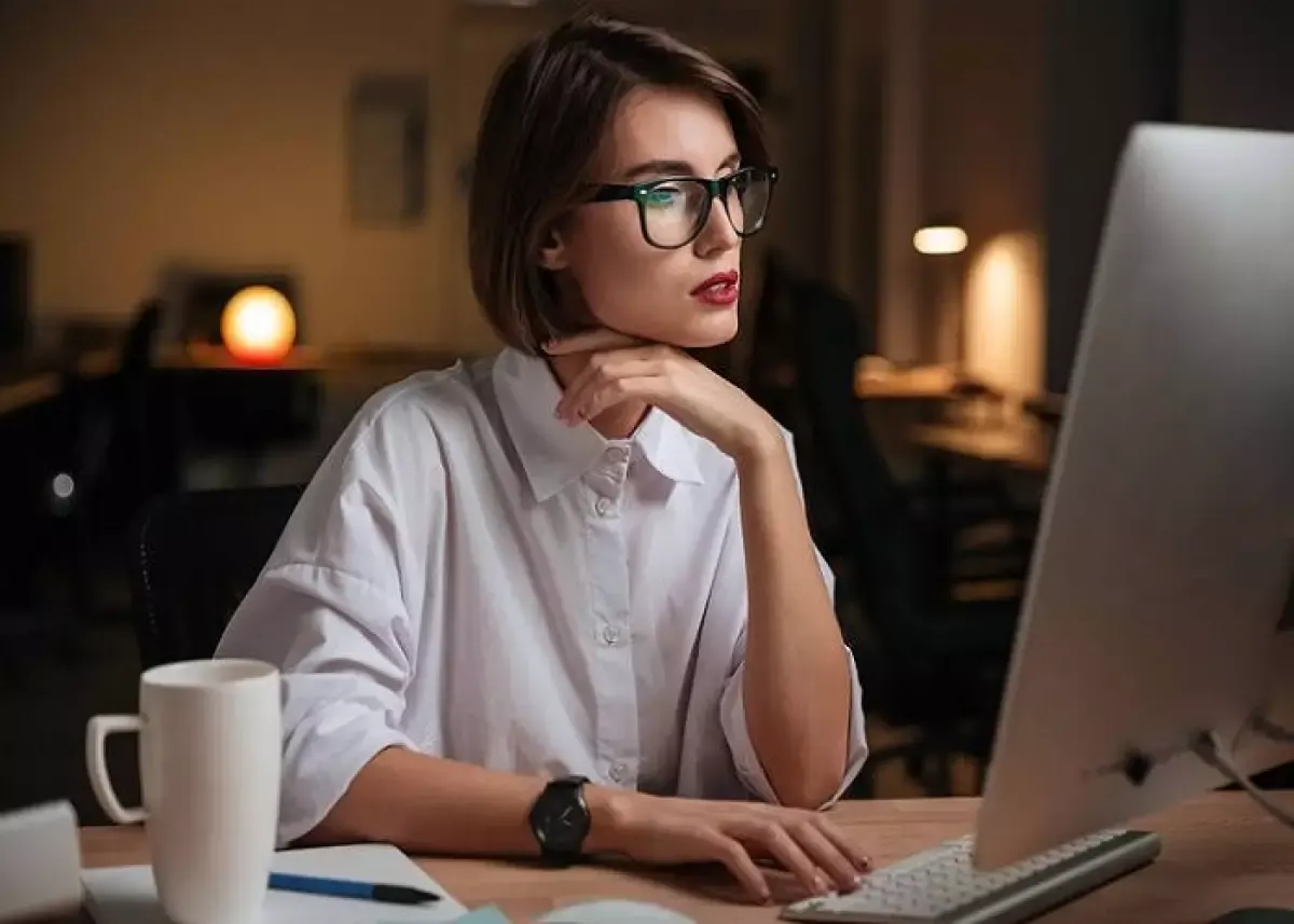 Bekerja dengan bantuan Gadget (Sumber : pinterest.com)