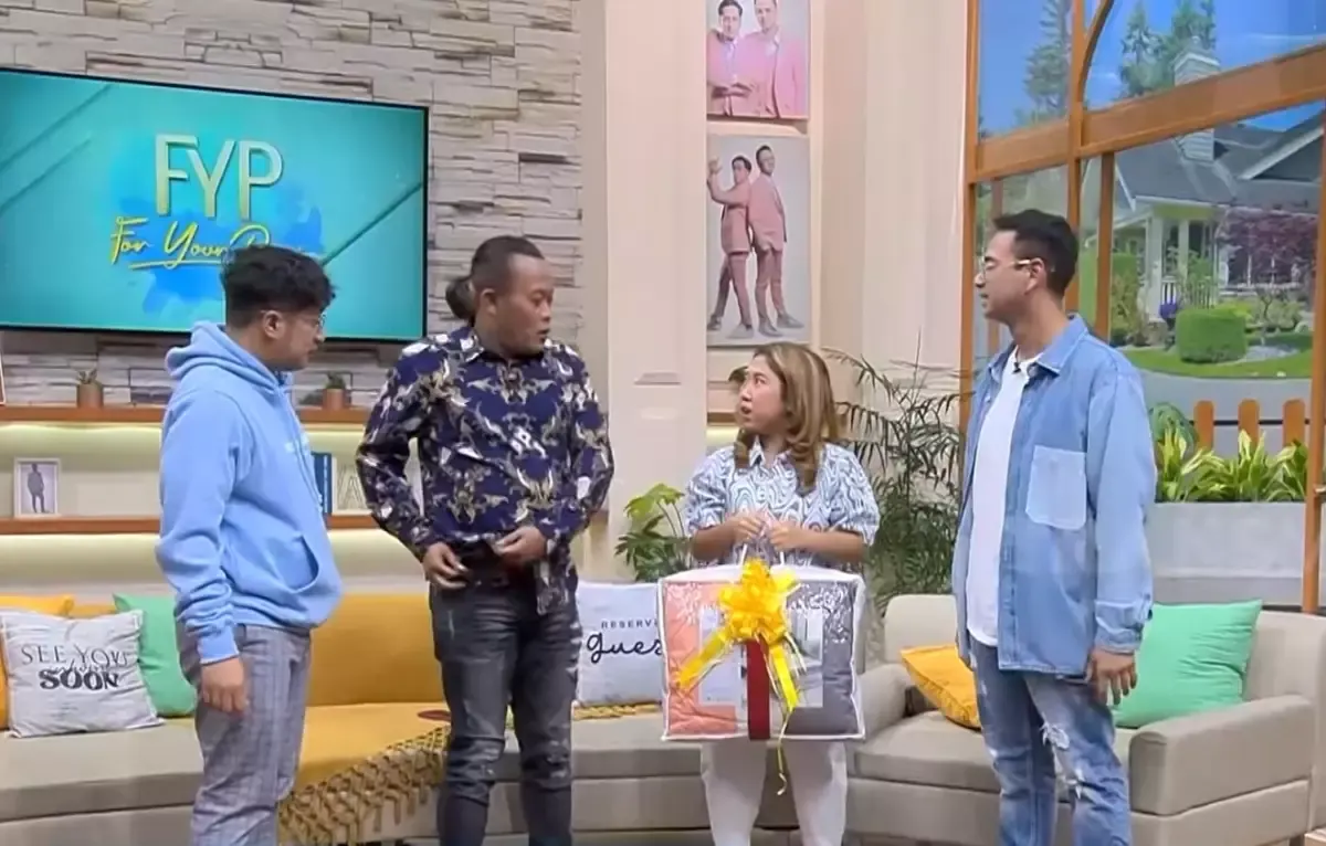 Potret Kiky Saputri terima bedcover dari Sule di salah satu acara TV (Sumber : YouTube/TRANS7 OFFICIAL)
