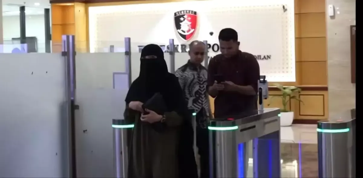 Syarifah Haerunnisa  keluar dari Kantor Bareskrim Polri. (YouTube/RCTI Infotainment)
