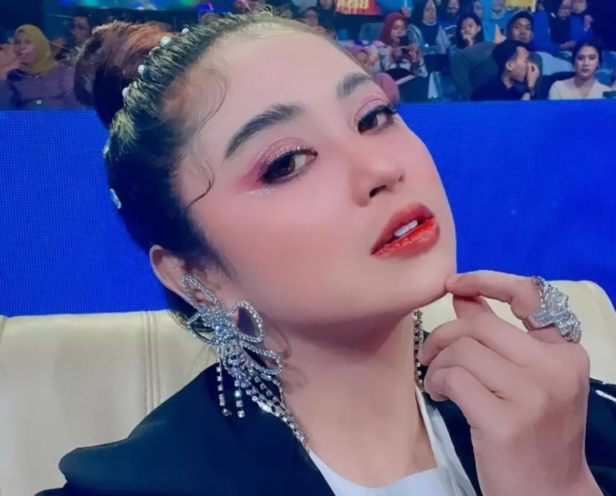 Potret Dewi Perssik