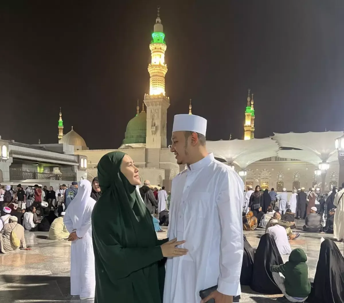 Kartika Putri dan Suami Habib Usman bin Yahya (Instagram/kartikaputriworld)