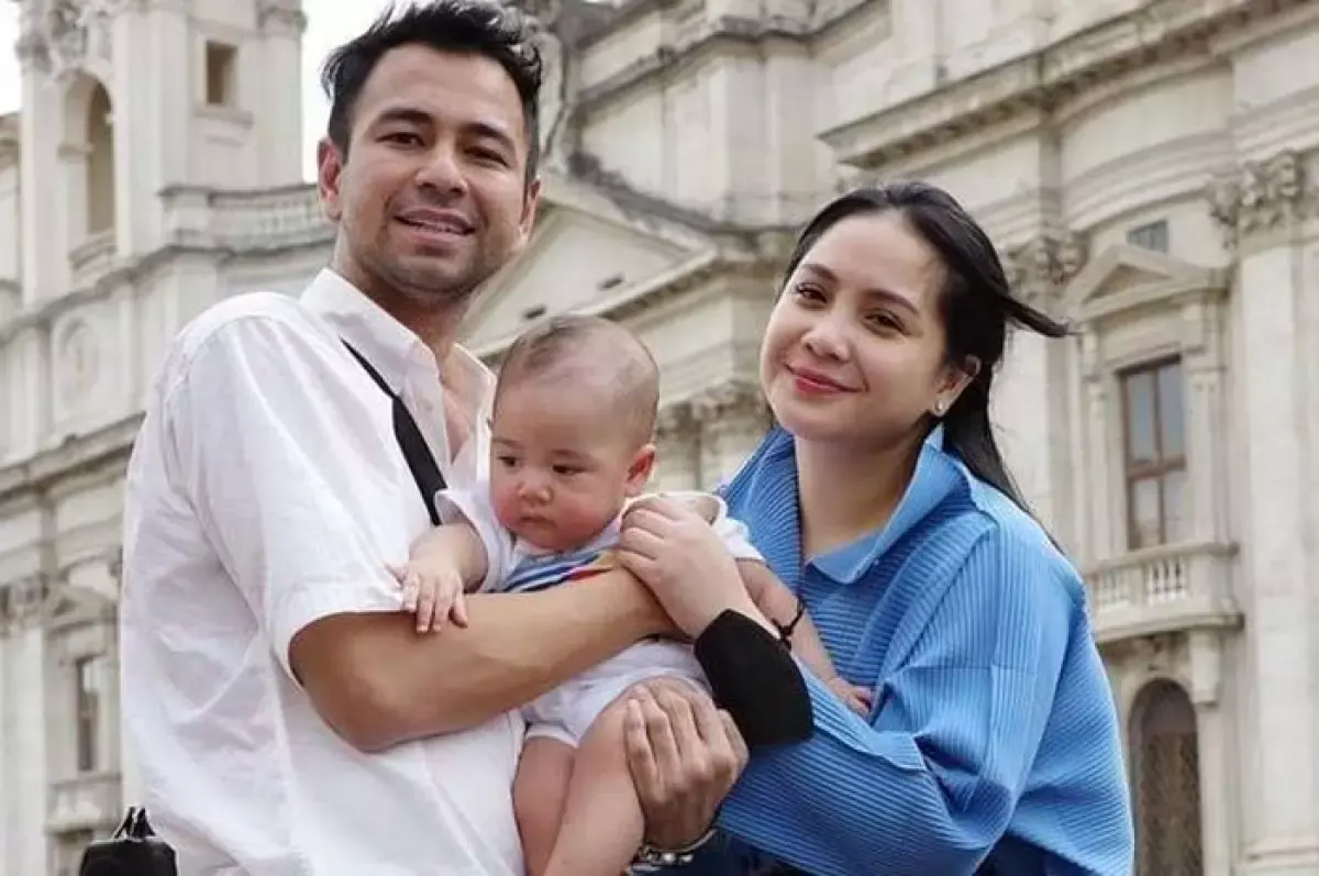 Rayyanza Malik Ahmad dan orangtuanya (Sumber : instagram.com/raffinagita1717)