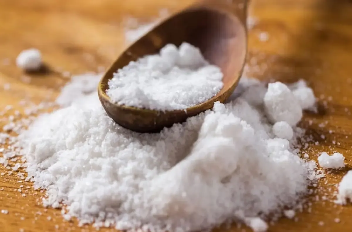 Manfaat mengonsumsi air garam hangat secara rutin (Sumber : freepik.com)