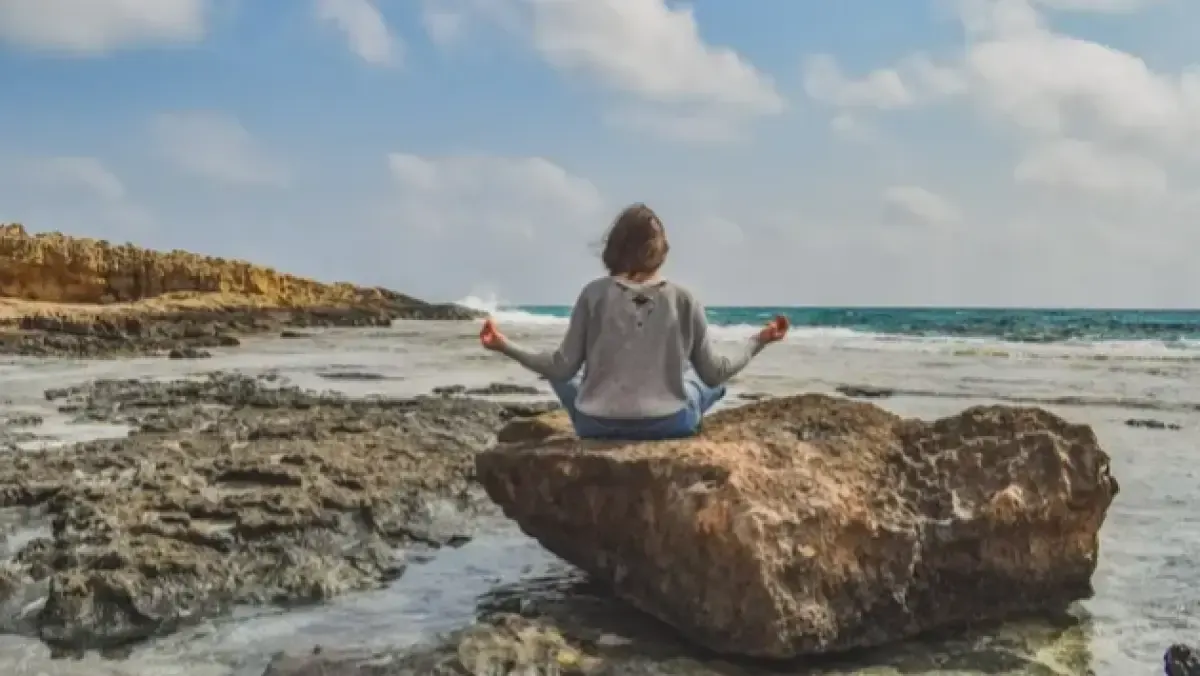 Ilustrasi seorang wanita sedang bermeditasi di pinggir pantai. (Sumber : Pixabay.com/Dimitris Vetsikas)