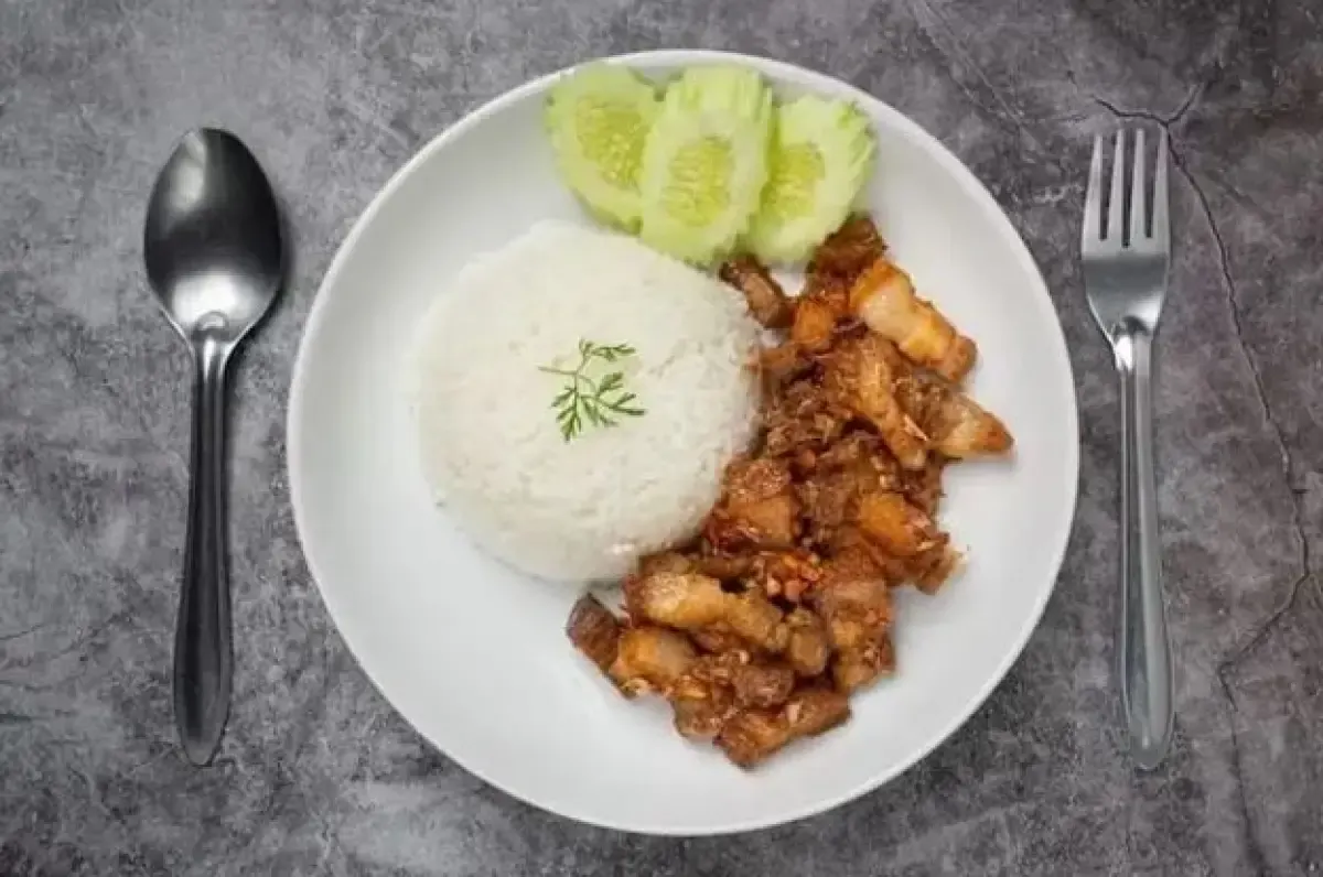 Nasi putih mengandung gula (Sumber : Nasi putih mengandung banyak gula)