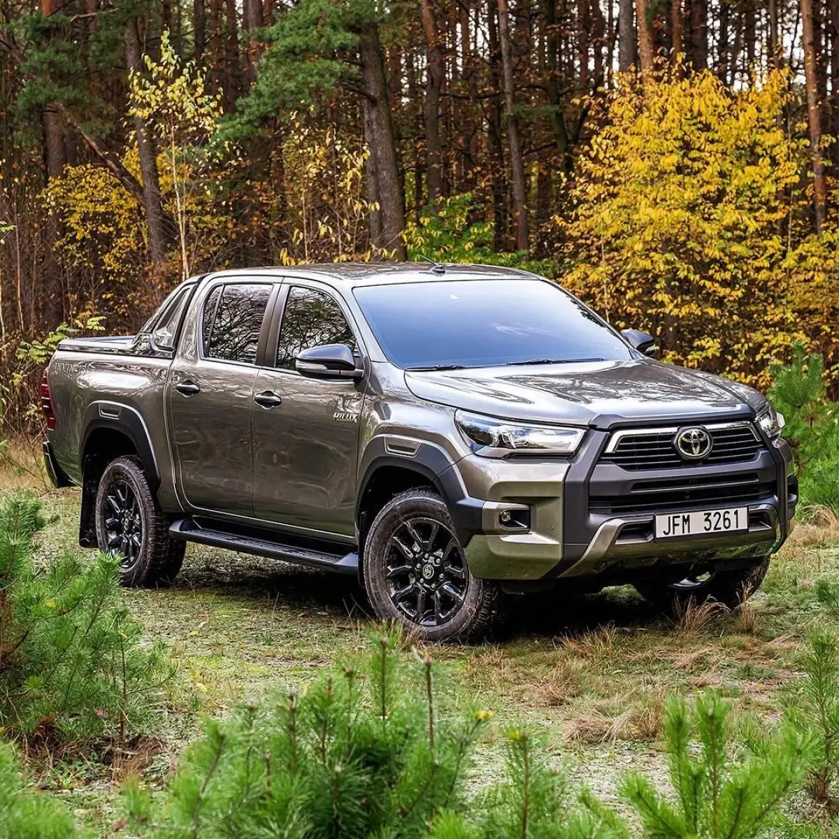 Siapa disini yang masih tidak tahu apa itu mobil kormesial? Salah satu mobil Toyota yang sangat terkenal sebagai kendaraan komersial adalah Toyota Limo