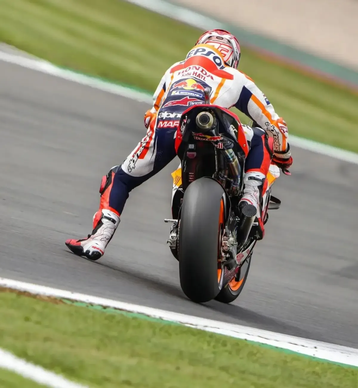 Mungkin masih banyak orang yang awam dengan istilah kata Flag-to-Flag di MotoGP