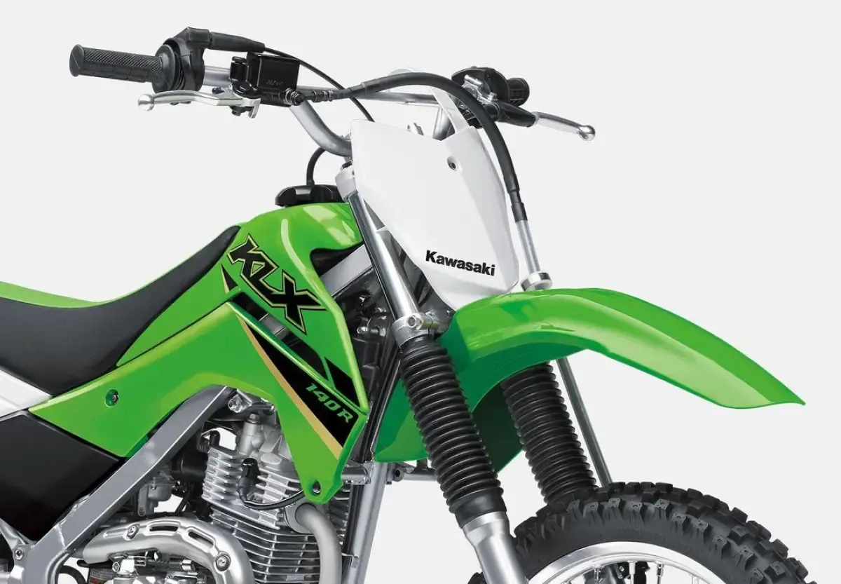 Kawasaki memang telah lama menciptakan motor premium dengan spesifikasi yang mumpuni. Tak hanya memiliki tampang yang garang, Kawasaki selalu menciptakan desain yang sporty dan tangguh