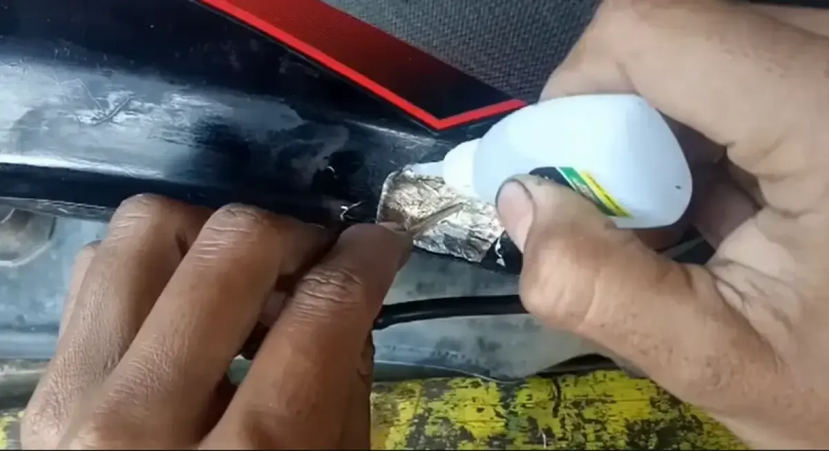 Ilustrasi penambalan tangki bocor menggunakan Lem G (Sumber : youtube.com/Bocah Clasik)