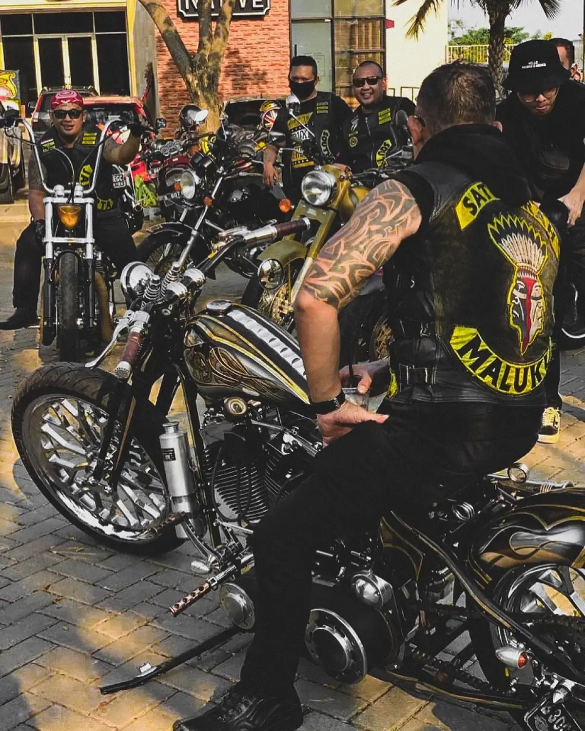 Jumlah pengendara kendaraan roda dua di Indonesia tercatat lebih dari 133 juta. Para produsen kendaraan roda dua juga makin gencar meluncurkan motor keluaran terbaru dengan model yang semakin keren.