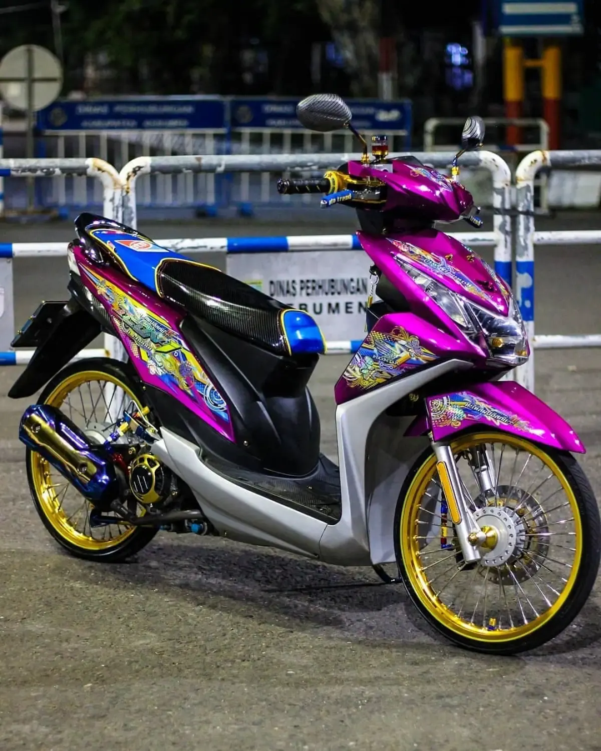 Istilah modifikasi motor serta kustom motor, meskipun terkesan sama, namun memiliki pengertian dasar berbeda