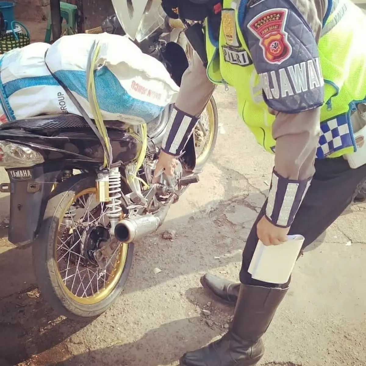 Saat ini banyak dari sebagian masyarakat gemar melakukan modifikasi pada motor baik mengubah penampilan tertentu ataupun kelengkapan dari mesin-mesin kendaraan tersebut