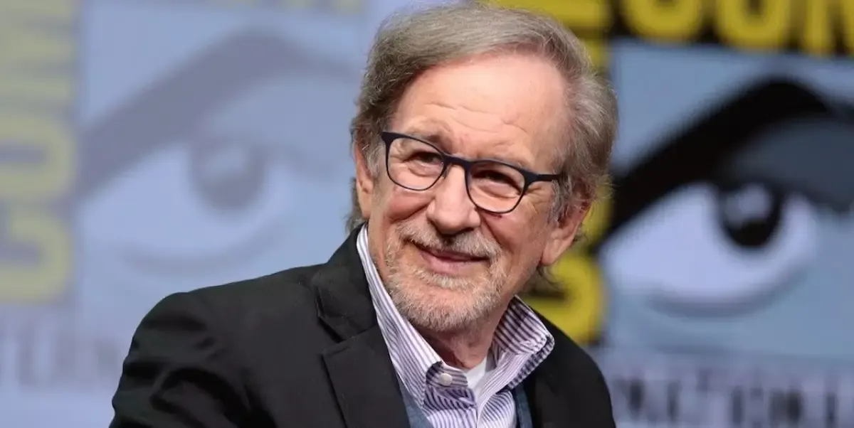 Steven Spielberg merupakan salah satu sutradara yang sudah banyak menghasilkan film-film blockbuster, dari mulai E.T. hingga Jurassic Park. (Sumber : movieweb.com)