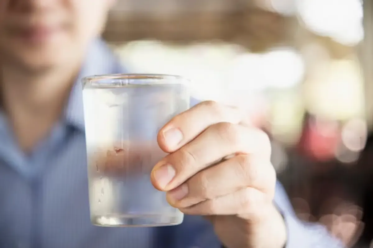 Ilustrasi minum air es. (Sumber : Freepik.com/jcomp)