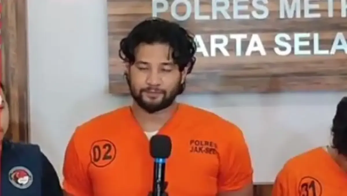 Potret Ammar Zoni ikuti konferensi pers sebagai tersangka kasus narkoba (Sumber : Instagram/lambe turah)