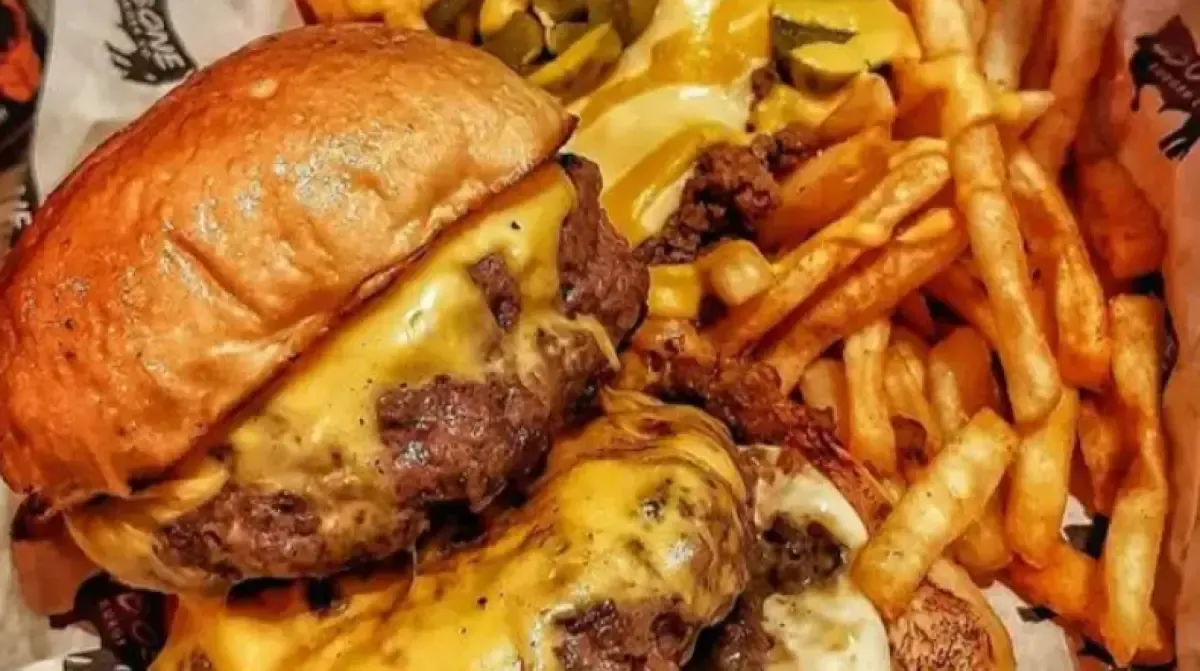 Kolesterol tinggi harus menghindari makanan cepat saji. (Sumber : Pinterst l Junkfoodcrisis)
