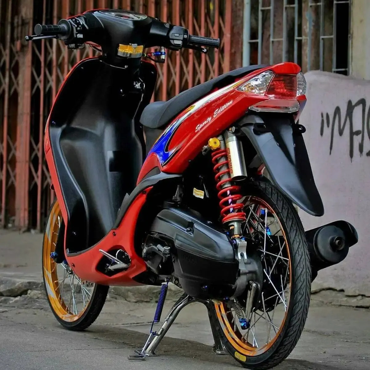 Modifikasi motor bukanlah hal yang asing dilakukan oleh para muda mudi. Banyak dari mereka yang sering melakukan modifikasi terhadap motor-motor mereka agar terlihat lebih keren dan menarik