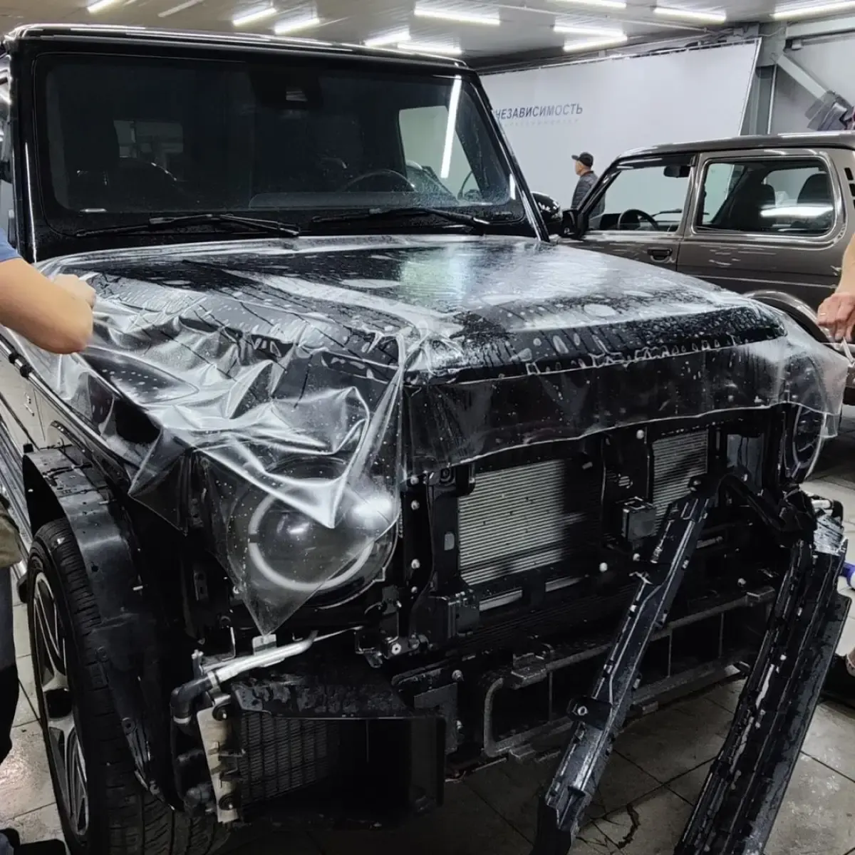 Pasti Anda pernah melihat warna mobil yang cenderung lebih mengkilat bukan? Atau bahkan Anda sendiri yang melalukan penambahan sticker pada mobil agar terlihat mengkilat? Itu semua dilakukan dengan cara wrapping
