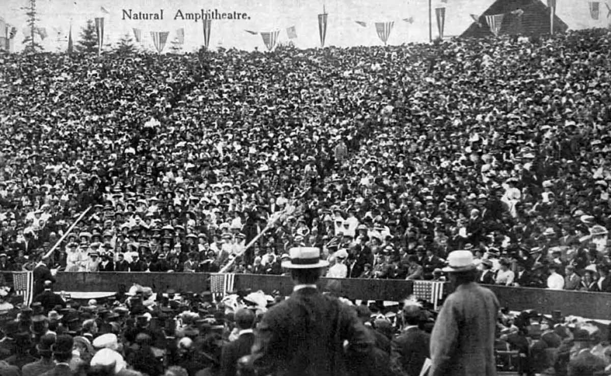 Penonton di Natural Amphitheatre, Pameran Alaska-Yukon-Pasifik, Seattle, 1909. (Sumber : Koleksi Istimewa UW (UW12018))