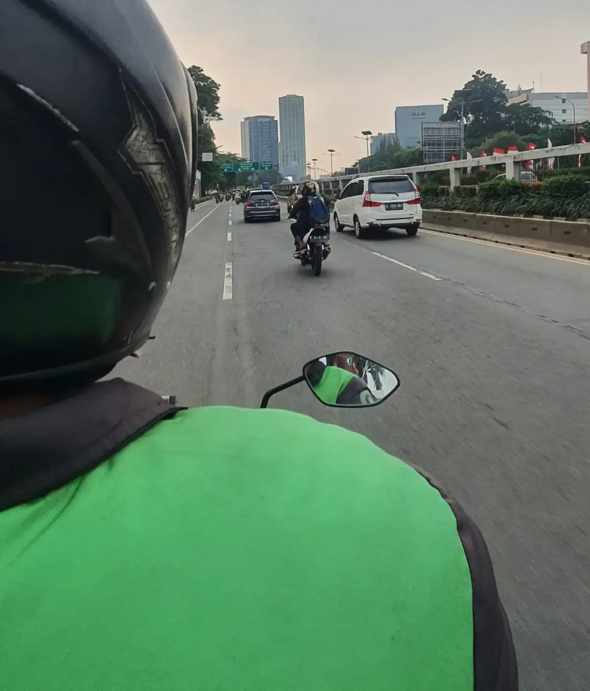 Ilustrasi: Helm yang terawat meskipun musim hujan