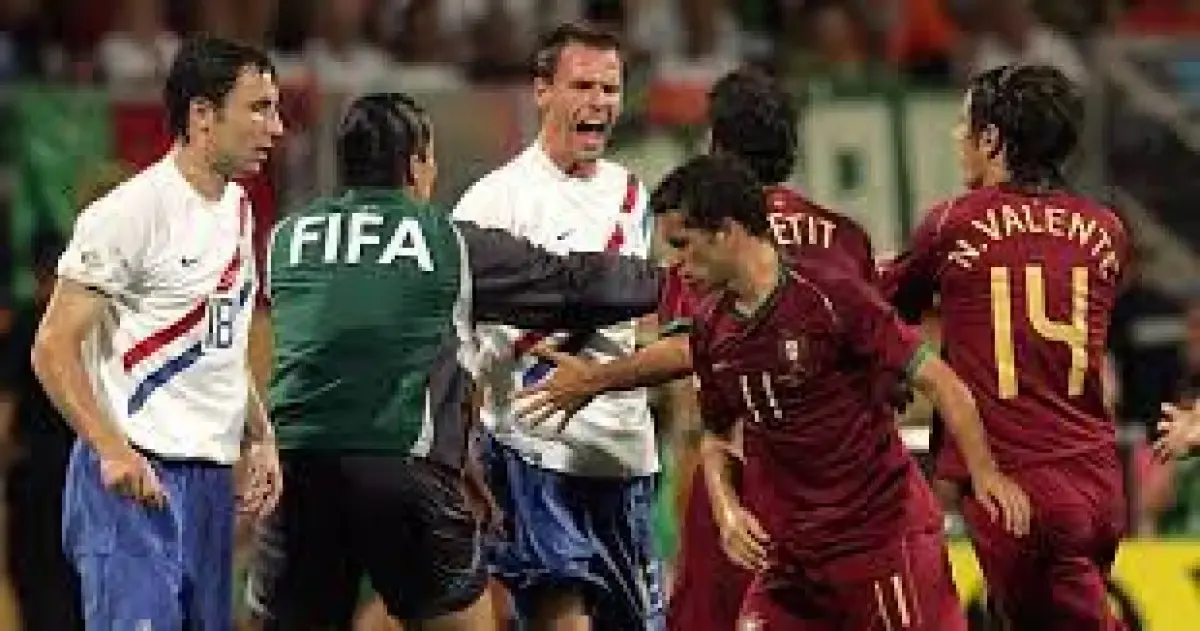 Perseteruan antara skuad Belanda dan Portugal (Sumber : Planet Football)