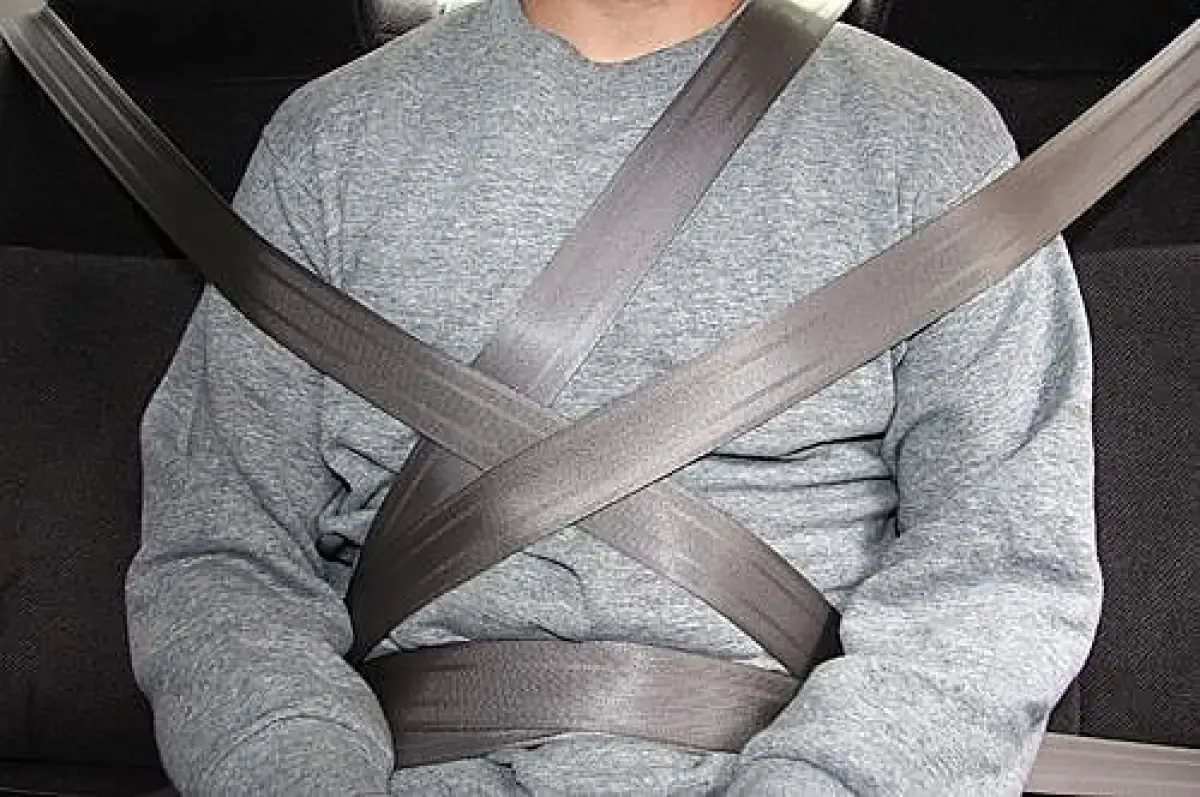 Pengemudi mobil kerap kali menyepelekan pentingnya sabuk pengaman (seat belt) ketika berkendara. Padahal sabuk pengaman bertugas sebagai fitur keselamatan pada mobil