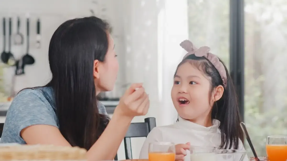 Ilustrasi, seorang ibu memberikan obat diare ke anak (Freepik.com)