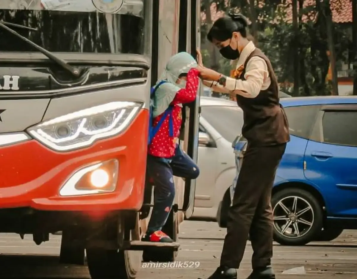 Ilustrasi turun dari bus  (Sumber : Instagram/@amirsidik529 via terminalbusindonesia)