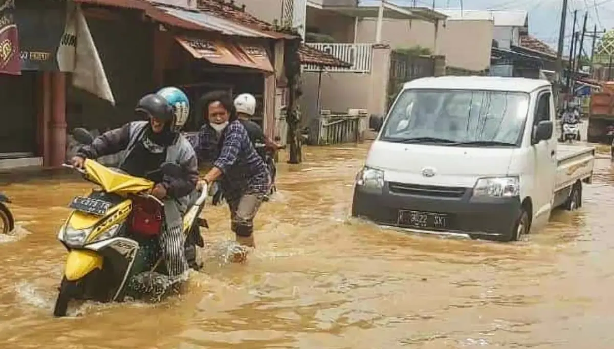 Ilustrasi:kendaraan terjang banjir