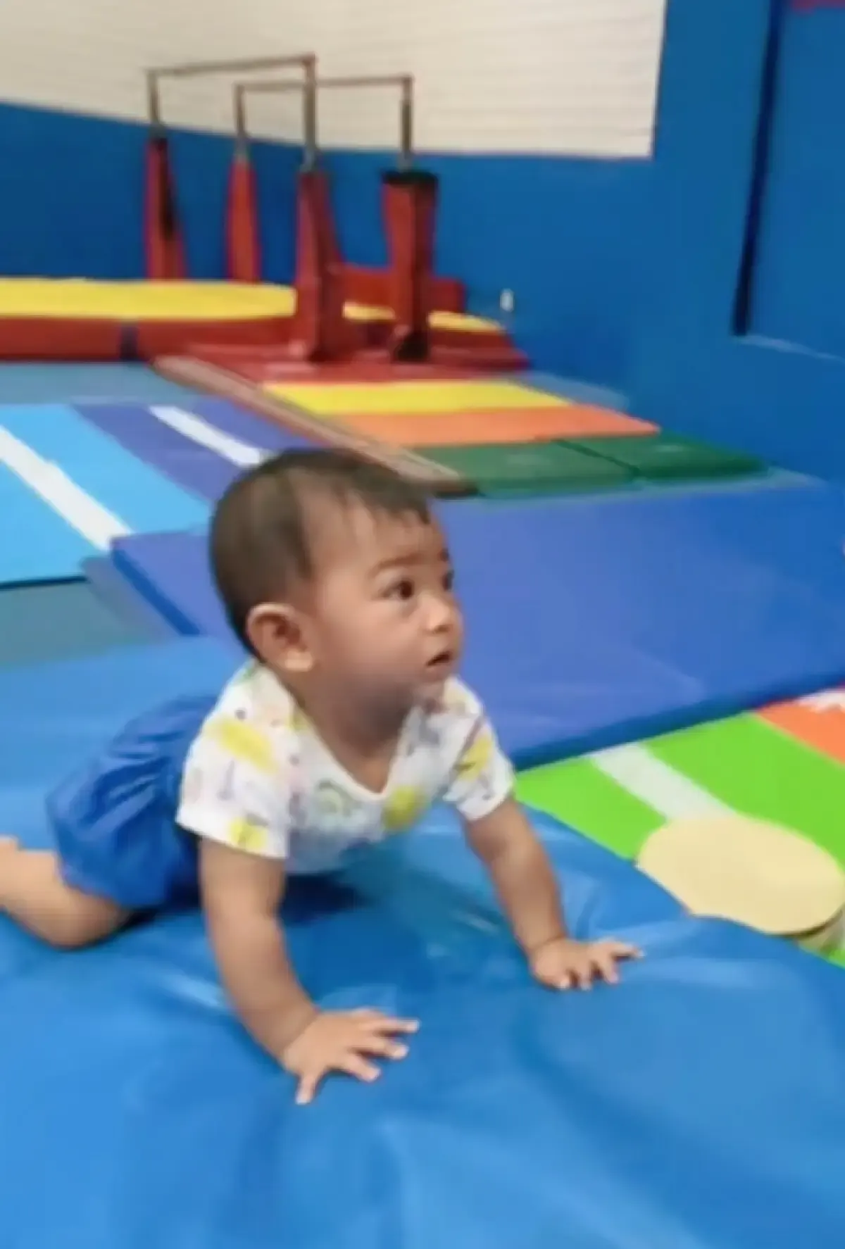 Potret Moana setelah belajar salto bersama gurunya di sekolah (Sumber : TikTok/riaricis)