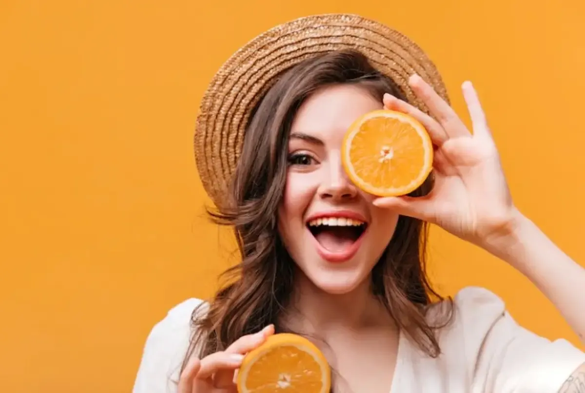 Ilustrasi - seorang wanita matanya sehat karena mengonsumsi buah yang mengandung vitamin A