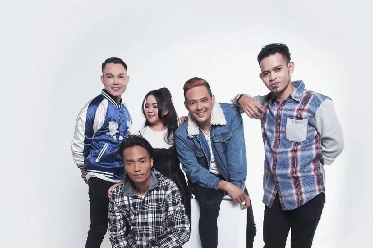 Gamma1 merilis sebuah lagu berjudul Bapakku Dokter Cinta pada 2012 sebagai single dari album musik perdana nya (Sumber : instagram.com/gamma1_band/)