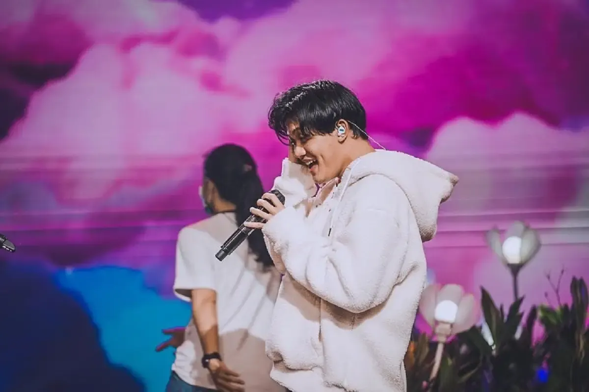 Menurut Rizky Febian, lagu Nona menceritakan tentang isi hatinya yang sedang jatuh cinta kepada seseorang. (Sumber : Instagram.com/rizkyfbian/)