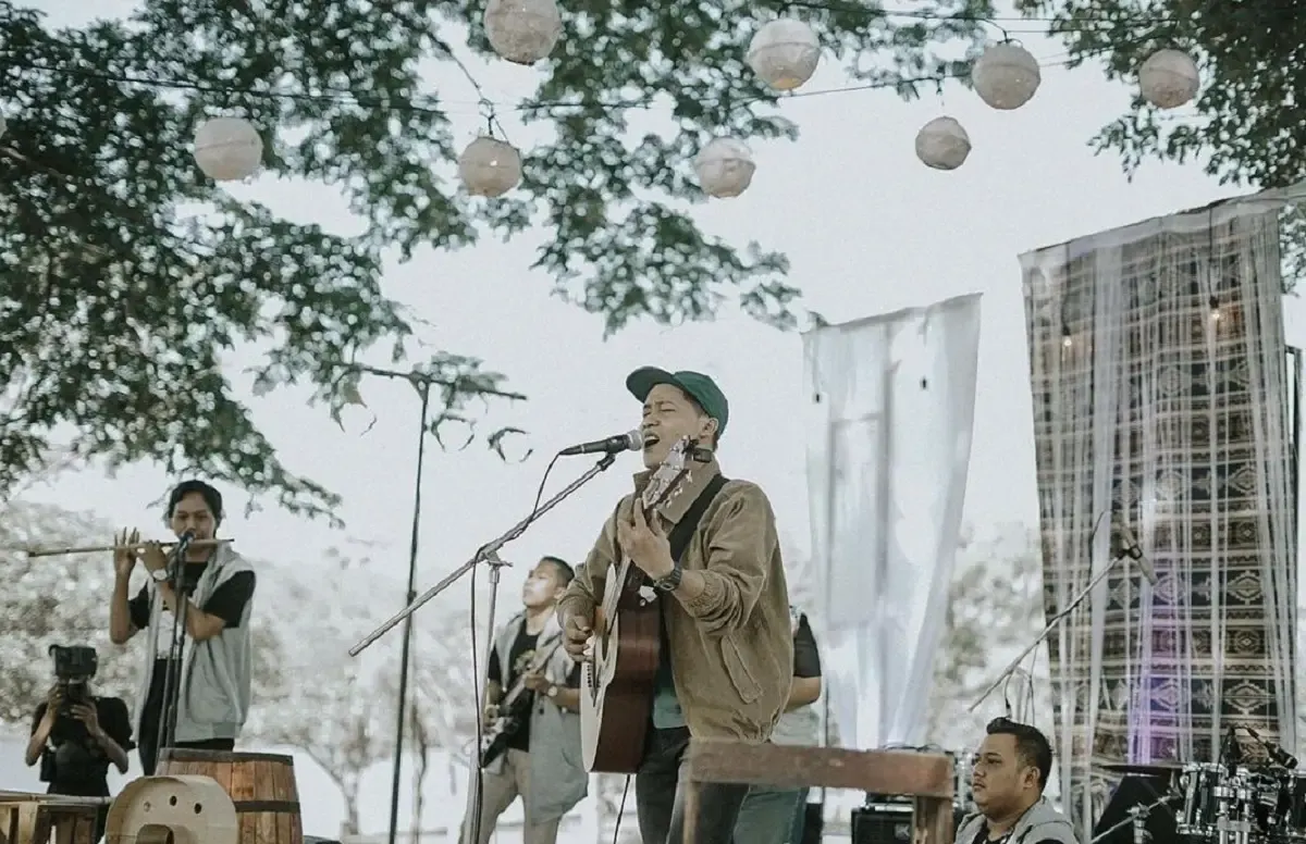 Lagu 'Dalan Liyane' yang dinyanyikan oleh Hendra Kumbara, mengkisahkan sepasang kekasih yang lagi sayang-sayangnya, lagu ini berada dalam album Dalan Liyane yang rilis pada tahun 2019. (Sumber : Instagram.com/hendrakumbara/)
