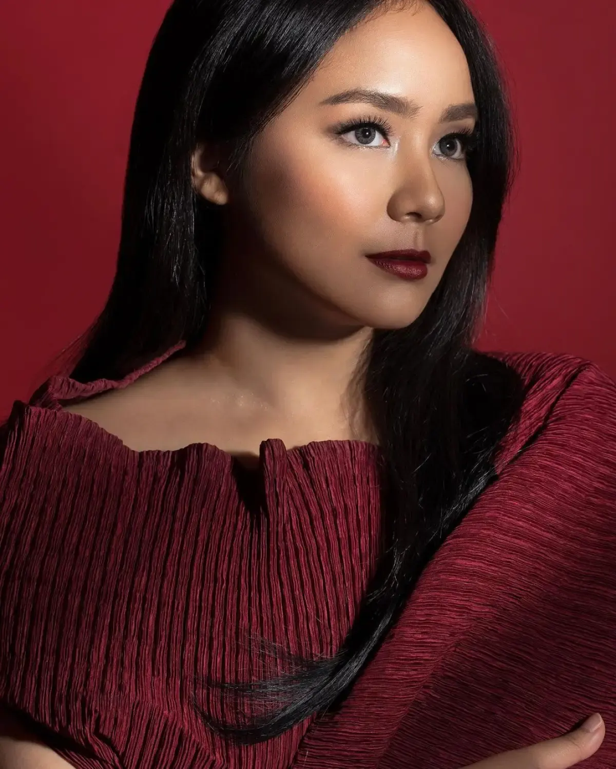 Lagu 'Jalan Lurus' ini dinyanyikan oleh perempuan kelahiran Jakarta, 11 Agustus 1993 yaitu Aluna Sagita Gutawa atau yang lebih dikenal dengan nama  Gita Gutawa (Sumber : Instagram/@gitagut)