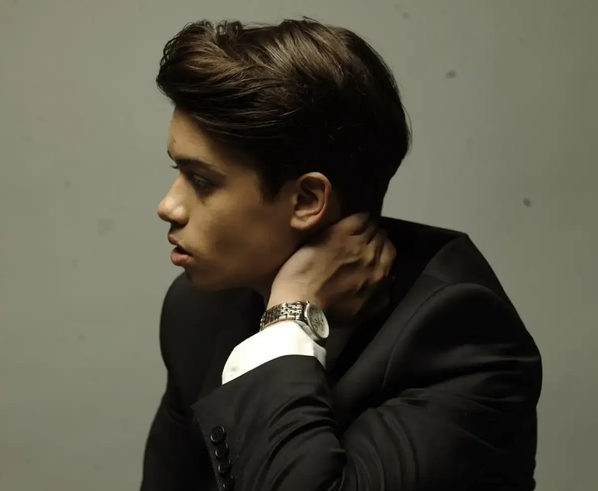 Lagu Eid Mubarak ini dinyanyikan oleh penyanyi sekaligus aktor berkebangsaan Inggris kelahiran London, 2 Mei 1997 yaitu Harris J. (Sumber : Instagram/@officialharrisj)